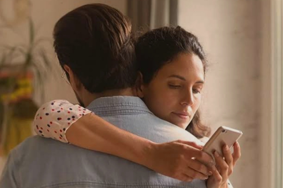 TELEFONU EŞİNDEN GİZLEYEN ÇİFTLER